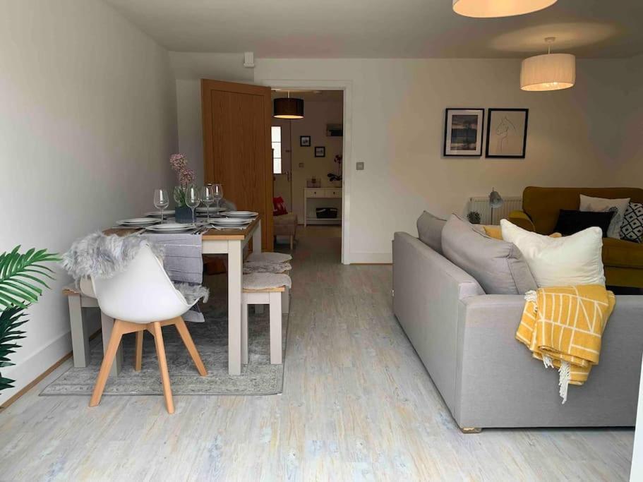 Stylish & Spacious 3 Bed House With 2 Free Car Parking Spaces Vila Appledram Exterior foto