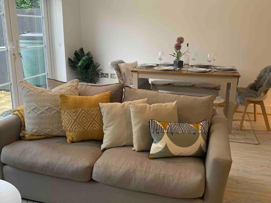 Stylish & Spacious 3 Bed House With 2 Free Car Parking Spaces Vila Appledram Exterior foto